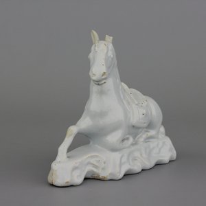 Figure de cheval allongé en faïence blanche de Delft, 18e — photo 1