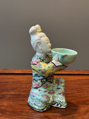 Figure de femme avec un bol en porcelaine de Chine famille rose, Yongzheng — photo 3