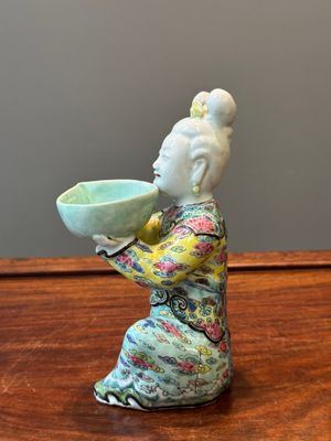 Figure de femme avec un bol en porcelaine de Chine famille rose, Yongzheng — photo 9