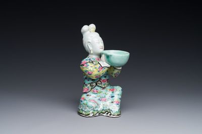 Figure de femme avec un bol en porcelaine de Chine famille rose, Yongzheng