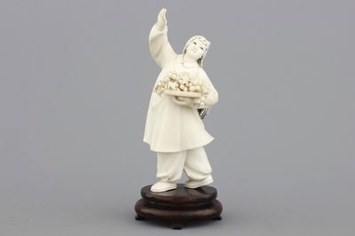Figure de fille en ivoire sculpté, Chine, Révolution Culturelle