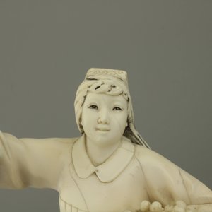 Figure de fille en ivoire sculpté, Chine, Révolution Culturelle — photo 7