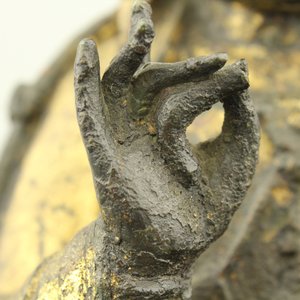 Figure de Guanyin en bronze partiellement dorée, assise sur trône en bois lacqué, dynastie Ming — photo 18