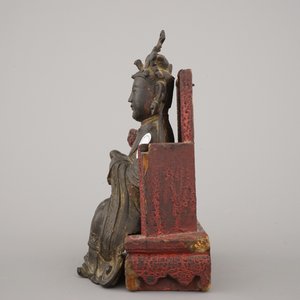 Figure de Guanyin en bronze partiellement dorée, assise sur trône en bois lacqué, dynastie Ming — photo 2
