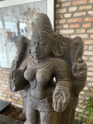 Figure de Lakshmi en pierre sculptée, Inde, 13/15ème — photo 2