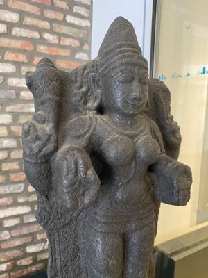 Figure de Lakshmi en pierre sculptée, Inde, 13/15ème — photo 3