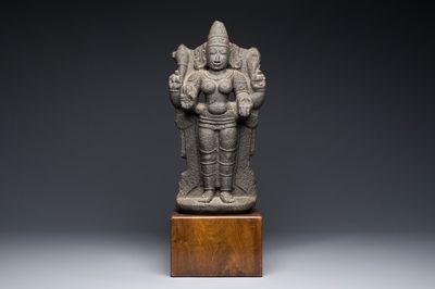 Figure de Lakshmi en pierre sculptée, Inde, 13/15ème