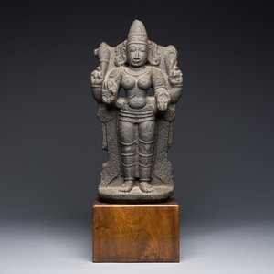 Figure de Lakshmi en pierre sculptée, Inde, 13/15ème — photo 1