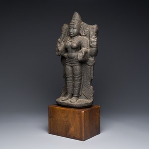 Figure de Lakshmi en pierre sculptée, Inde, 13/15ème — photo 2