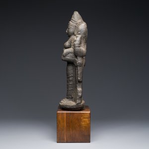 Figure de Lakshmi en pierre sculptée, Inde, 13/15ème — photo 3