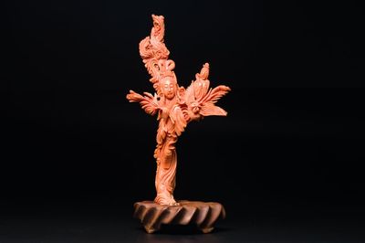 Figure de 'Xiwangmu' en corail rouge sur socle en bois, Chine, 19/20ème