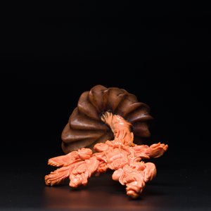 Figure de 'Xiwangmu' en corail rouge sur socle en bois, Chine, 19/20ème — photo 5