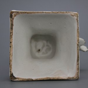 Figure d'un garçon sur pied de stalle en céramique, France, 18e — photo 1