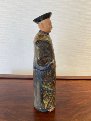 Figure d'un mandarin en terre cuite peinte, Chine, Canton, 19ème — photo 2