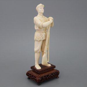 Figure en ivoire d'un soldat  avec fusille, Révolution Culturelle, 20e — photo 1