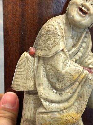 Figure polychrome en pierre stéatite sur socle en bois, Chine, 18ème — photo 3
