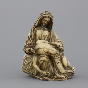 Figuur van een pieta in albast, 16e-17e eeuw — foto 1