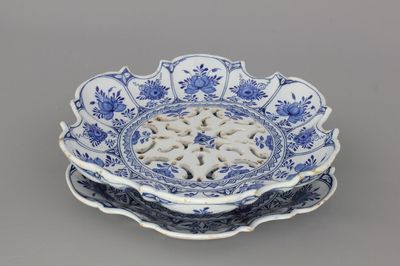 Fijn blauw en wit Delfts aardbeienvergiet, 18e eeuw