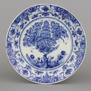 Fijn blauw en wit Delfts pannenkoekenbord met theeboomdecor, ca 1700 — foto 1