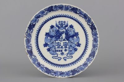 Fijn blauw en wit Delfts wapenschildbord, ca 1700