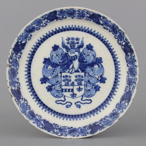 Fijn blauw en wit Delfts wapenschildbord, ca 1700 — foto 1