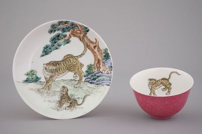 Fijn kopje en schoteltje in Chinees semi-eierscaalporselein, met tijger, robijnkleurige buitenrand, vermoedelijk Yonghzeng, 18e eeuw
