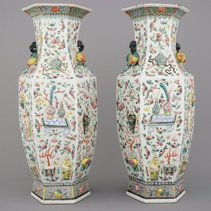 Fijn paar Chinese hexagonale vazen met relïefdecoratie, famille rose, 19e eeuw — foto 1