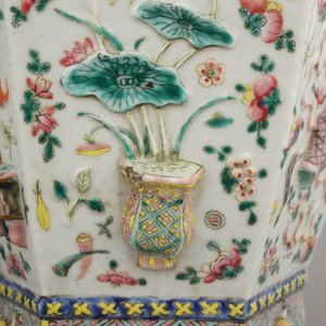 Fijn paar Chinese hexagonale vazen met relïefdecoratie, famille rose, 19e eeuw — foto 12