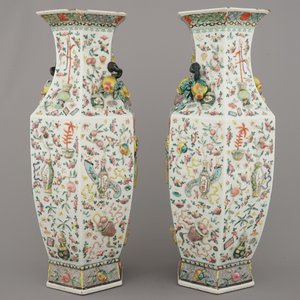 Fijn paar Chinese hexagonale vazen met relïefdecoratie, famille rose, 19e eeuw — foto 5