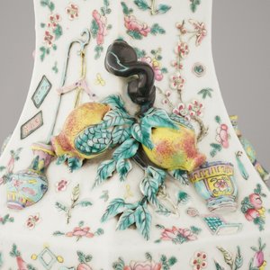 Fijn paar Chinese hexagonale vazen met relïefdecoratie, famille rose, 19e eeuw — foto 10
