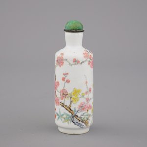 Fijn snuifflesje in Chinees porselein, famille rose — foto 1