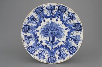Fijne blauw en witte Delftse schotel met bloemendecor, 18e eeuw