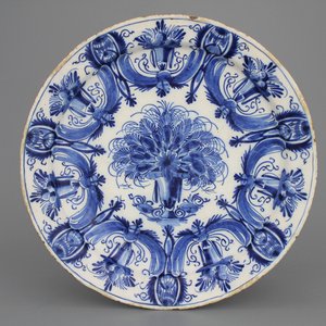 Fijne blauw en witte Delftse schotel met bloemendecor, 18e eeuw — foto 1
