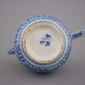 Fijne blauw en witte Delftse theepot met deksel, 18e eeuw — foto 2