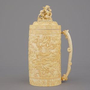 Fijne Chinese gegraveerde ivoren beker met deksel, ca 1900 — foto 1