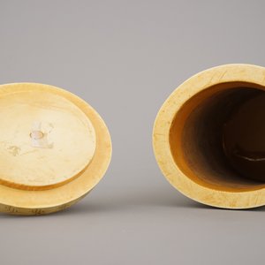 Fijne Chinese gegraveerde ivoren beker met deksel, ca 1900 — foto 12