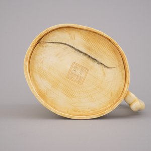 Fijne Chinese gegraveerde ivoren beker met deksel, ca 1900 — foto 2