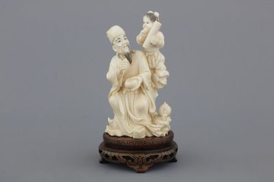 Fijne Chinese ivoren sculptuur van een wijze met een meisje, ca. 1900