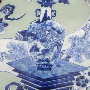 Fijne Chinese vaas met voorwerpen van een geleerde, celadon fond, 19e-20e eeuw — foto 6