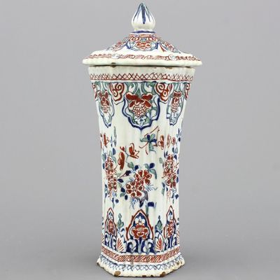 Fijne Delftse vaas met deksel in kasjmier decor, ca 1700