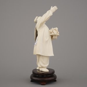 Fijne ivoren sculptuur van een meisje, China, Culturele Revolutie — foto 5