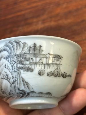 Fine tasse en porcelaine de Chine à décor de paysage montagneux en grisaille et dorure, Yongzheng — photo 13