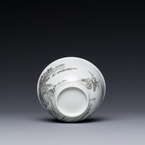 Fine tasse en porcelaine de Chine à décor de paysage montagneux en grisaille et dorure, Yongzheng — photo 7