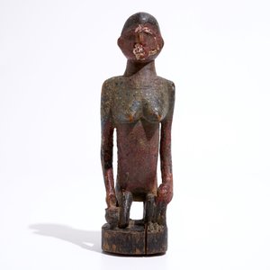 Five baskets, a polychrome wood figure, a pipe and a crucifix necklace, D.R. Congo, 1st half 20th C. — photo 12