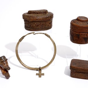 Five baskets, a polychrome wood figure, a pipe and a crucifix necklace, D.R. Congo, 1st half 20th C. — photo 2