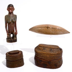 Five baskets, a polychrome wood figure, a pipe and a crucifix necklace, D.R. Congo, 1st half 20th C. — photo 3