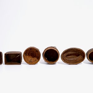 Five baskets, a polychrome wood figure, a pipe and a crucifix necklace, D.R. Congo, 1st half 20th C. — photo 4