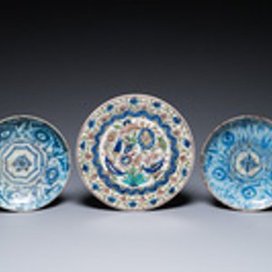 Five blue and white and polychrome Islamic pottery dishes, Qajar, Persia, 19th C. — 照片 2