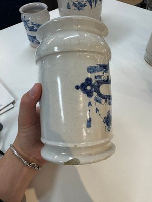 Five blue and white Dutch Delft albarello-type apothecary jars, 18th C. — photo 13