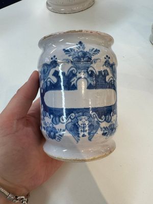 Five blue and white Dutch Delft albarello-type apothecary jars, 18th C. — photo 17